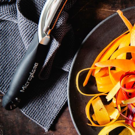 Microplane Professional Straight Swivel Peeler